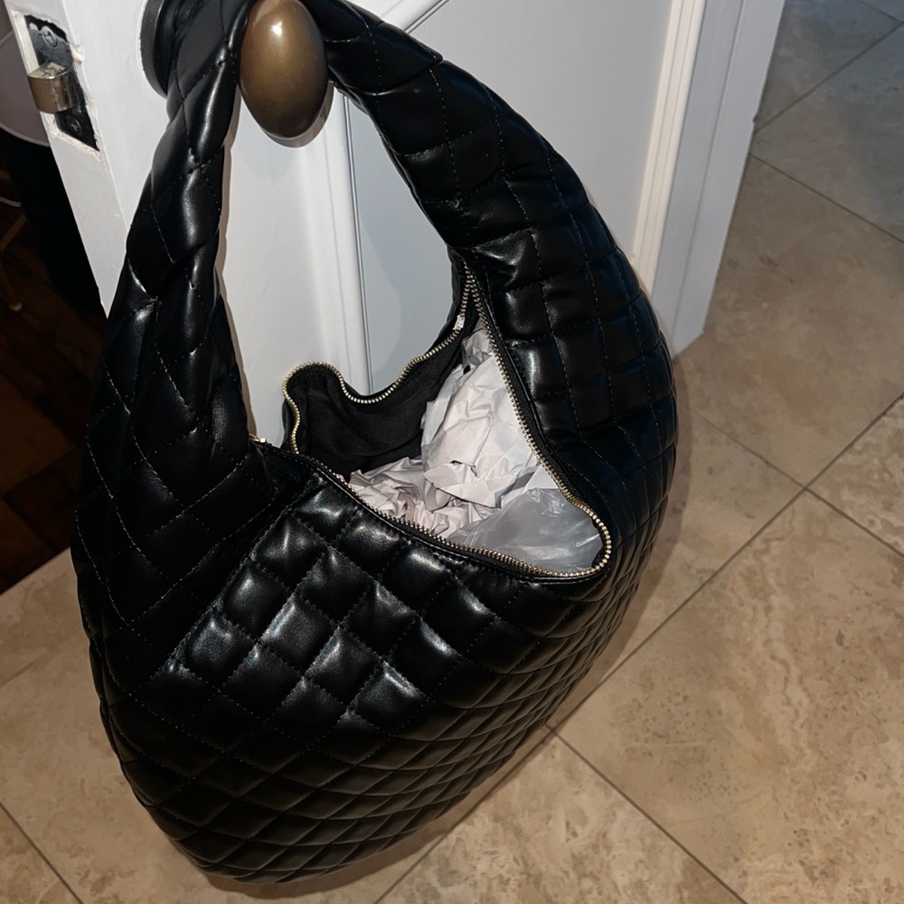 BLACK QUILTED HOBO BAG 💕🤍🪞🪩 NEW - Picture 5 of 8